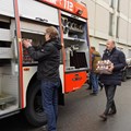 Über 100 Tonnen an Hilfsgütern fanden bereits ihren Weg in die Ukraine. Bezirkstagspräsident Martin Sailer (rechts) packte beim Verladen der Güter in ein Feuerwehrauto, das vor Ort zum Einsatz kommt, mit an.
