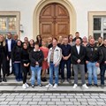 Absolventinnen und Absolventen des Zertifikatslehrgang „Fachkraft für Pflege im Maßregelvollzug“ mit (v.l.n.r.): Dr. Stefan Raueiser, Miriam Stumpf, Martin Girke und Hermann Weilbach. - Foto: Herbert Marek
