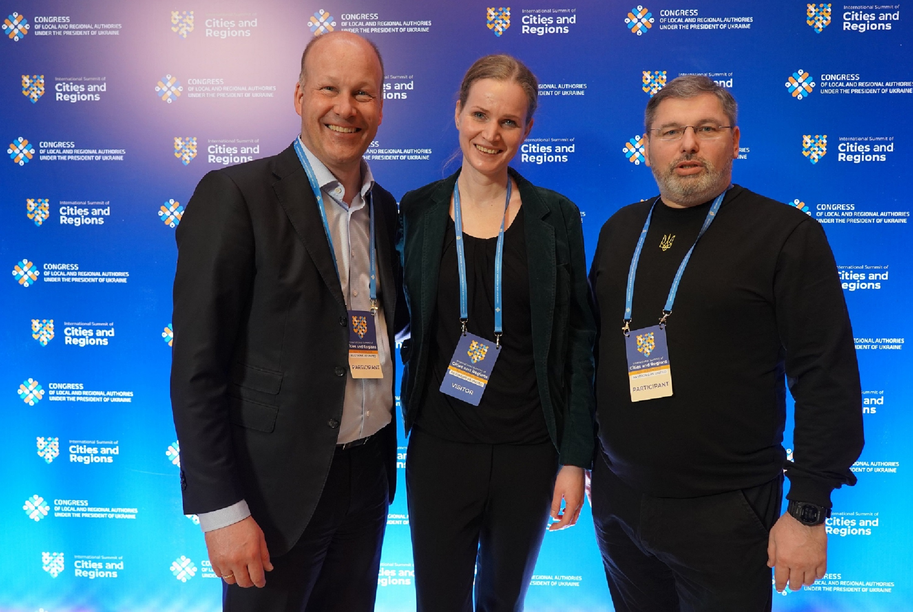 (v.l.n.r.) Bezirkstagspräsident Martin Sailer, Dr. Katharina Haberkorn und Ruslan Zaparanyuk, Gouverneur der Partnerregion Tscherniwzi. Bildnachweis: Bezirk Schwaben.