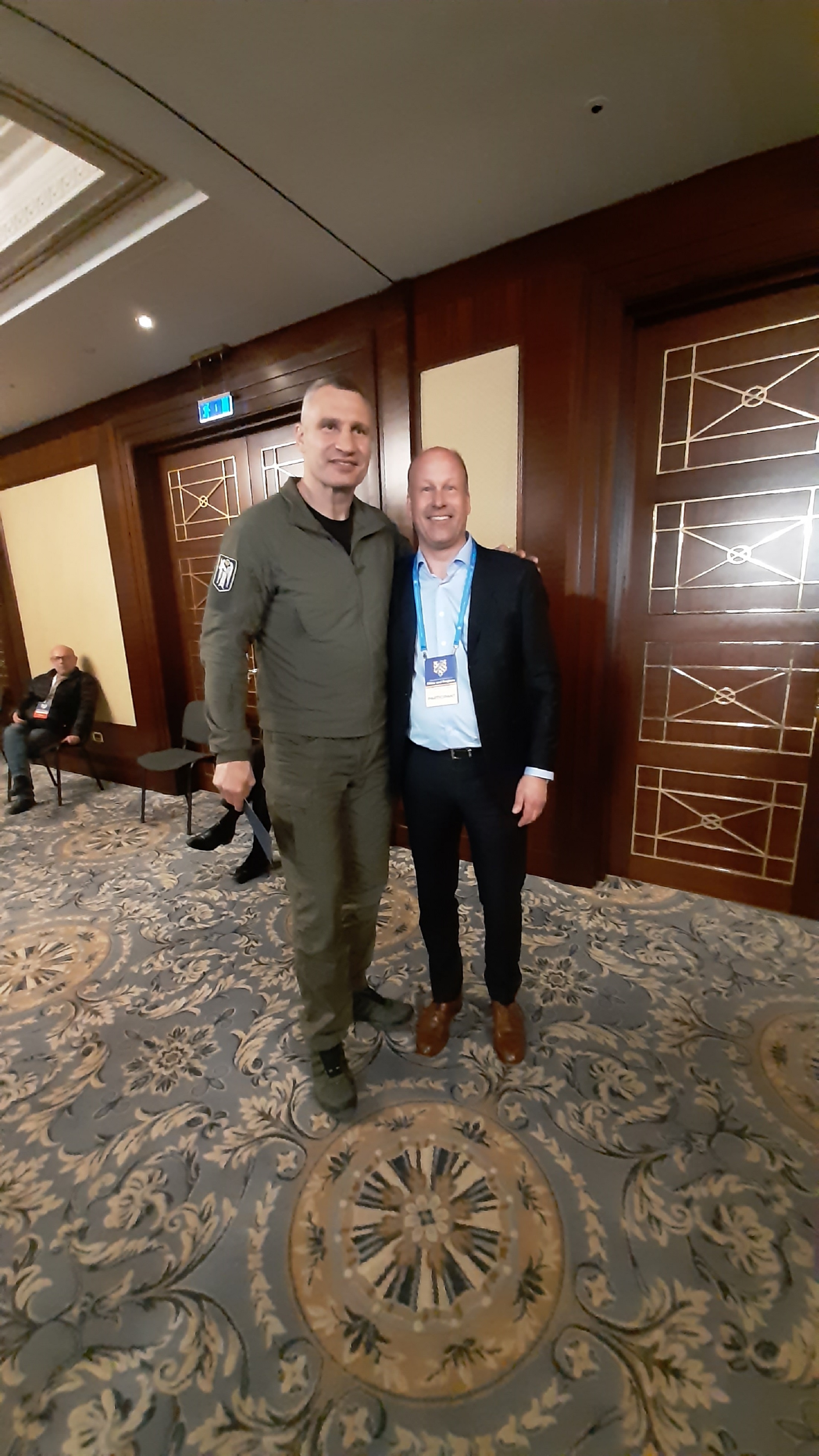 BU: Bezirkstagspräsident Martin Sailer im Gespräch mit dem Kiewer Bürgermeister Vitali Klitschko. Bildnachweis: Bezirk Schwaben.