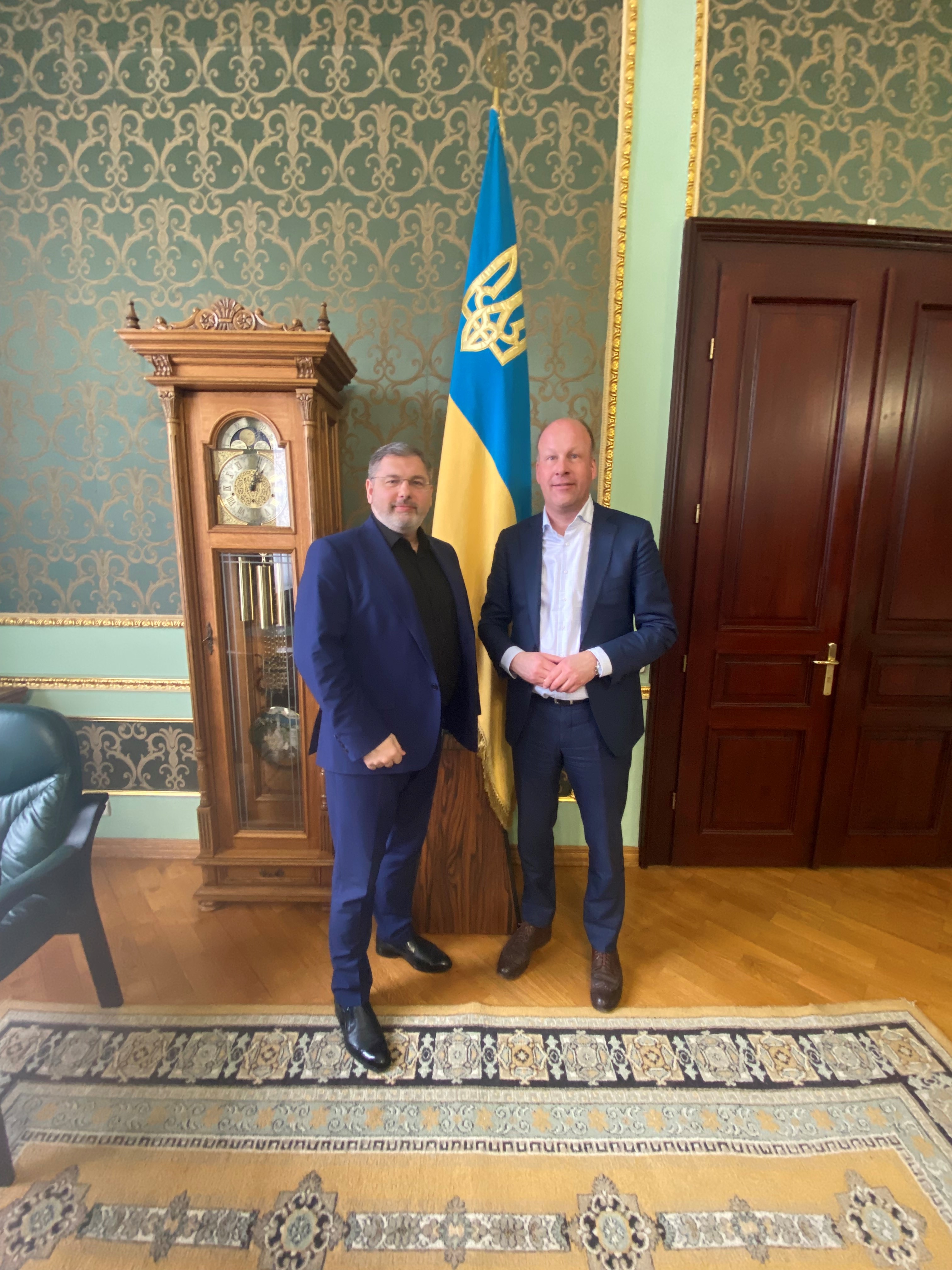 Bezirkstagspräsident Martin Sailer mit Ruslan Zaparanyuk beim Besuch in Kiew. Bildnachweis: Bezirk Schwaben.