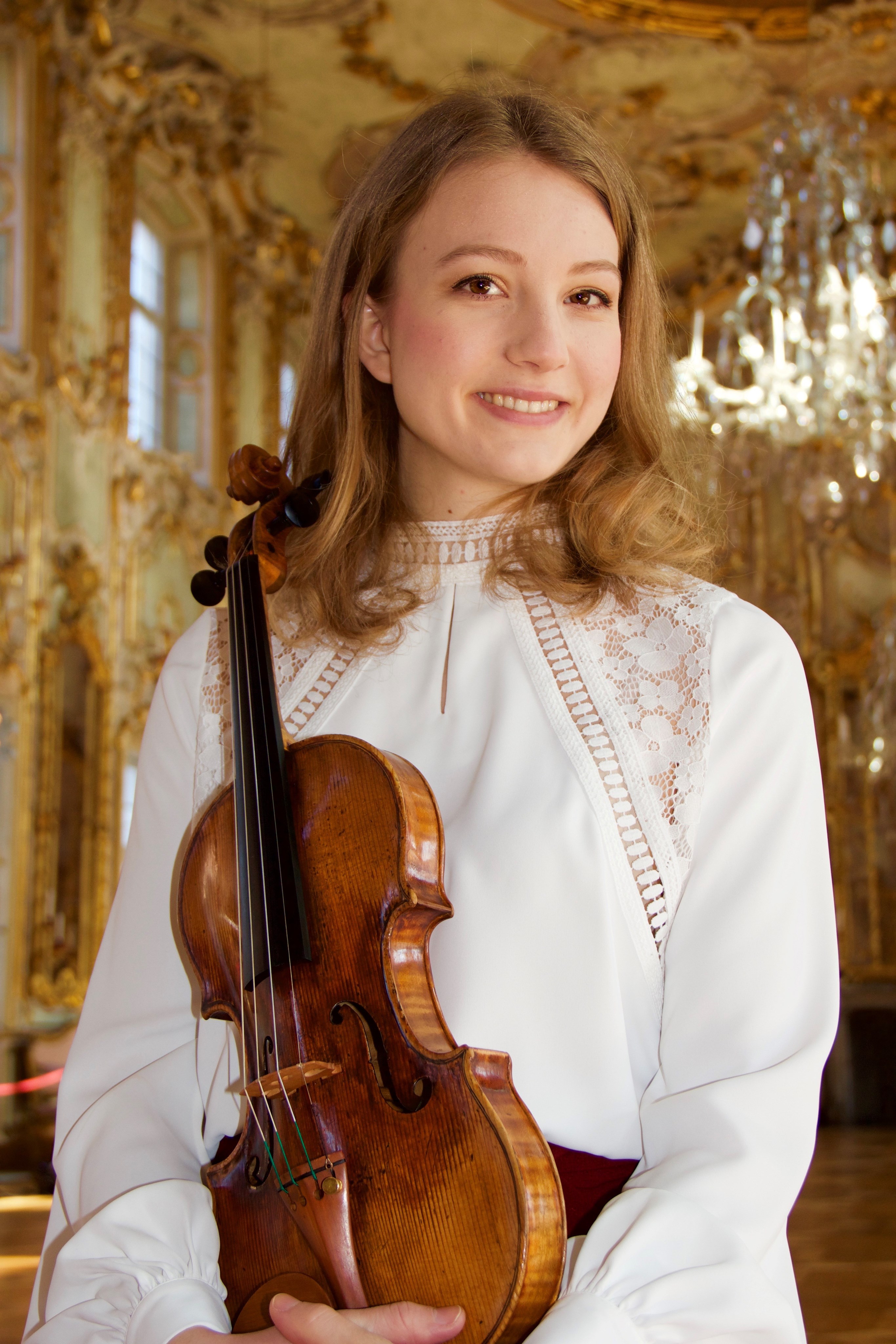 Musikförderpreis des Bezirks Schwaben: Ausnahme-Geigerin Nathalie Schmalhofer lädt zu intimem Kammermusikabend in den Fronhof