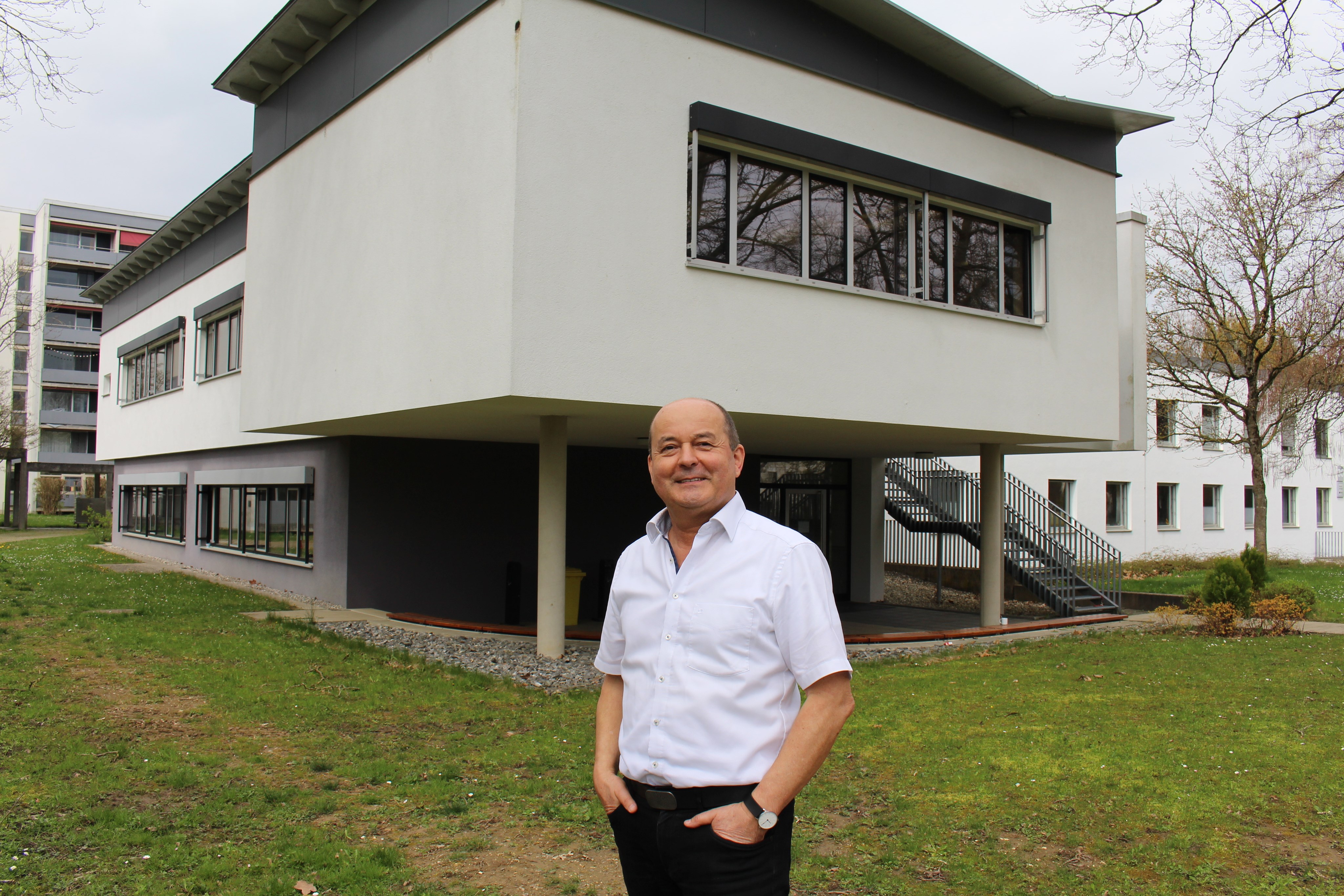 Erich Renner leitet seit knapp 20 Jahren die Berufsfachschule für Pflege am BKH Günzburg. Im Gebäude im Hintergrund absolvieren derzeit insgesamt 119 Frauen und Männer die dreijährige Ausbildung zur Pflegefachkraft. - Foto: Georg Schalk