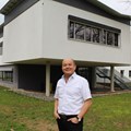 Erich Renner leitet seit knapp 20 Jahren die Berufsfachschule für Pflege am BKH Günzburg. Im Gebäude im Hintergrund absolvieren derzeit insgesamt 119 Frauen und Männer die dreijährige Ausbildung zur Pflegefachkraft. - Foto: Georg Schalk