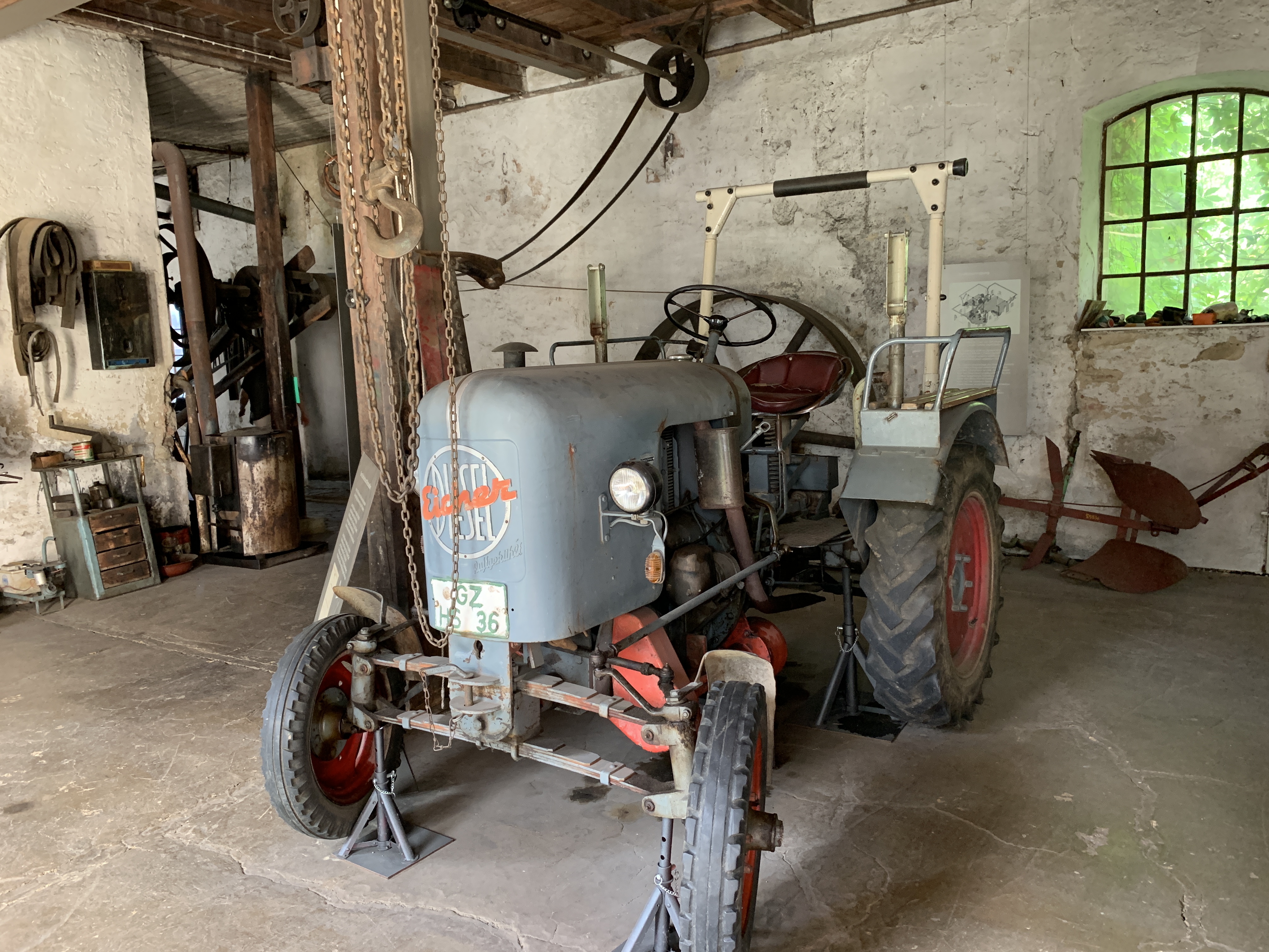 Der Eicher-Traktor – Baujahr 1956 – in der historischen Hammerschmiede bekommt Gäste Foto: Museum Oberschönenfeld, Christine Hofmann-Brand