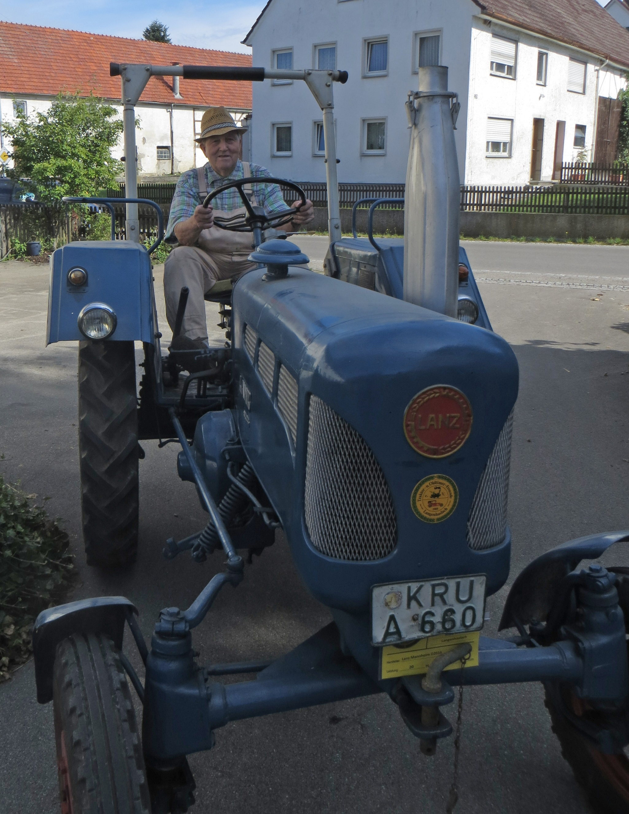 Erwin Kopp auf seinem Lanz – Baujahr 1956 – gekauft bei Serafin Stocker, dem letzten Schmied der Hammerschmiede Naichen Foto: Bernadette Kopp