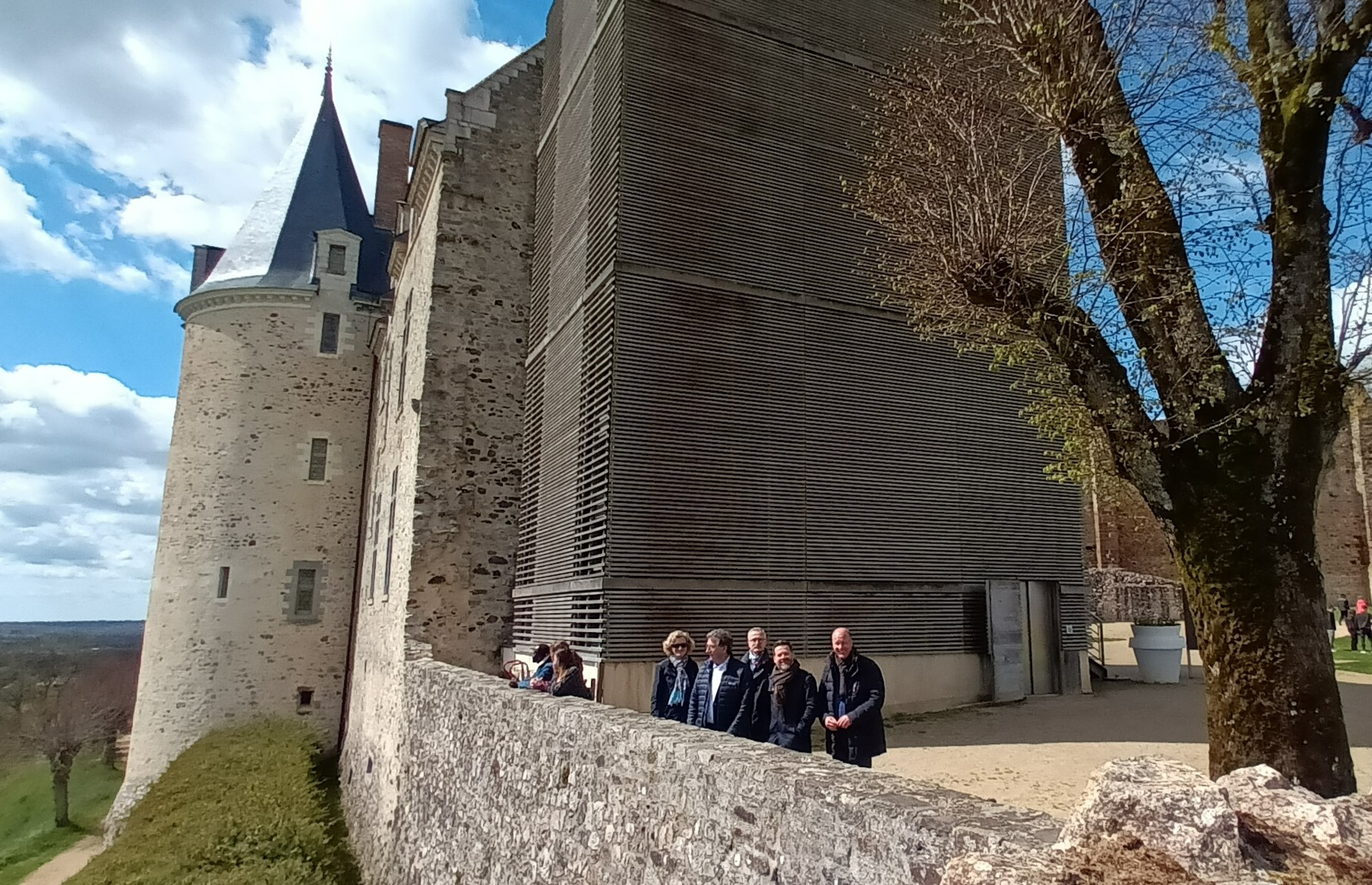 Bezirkstagspräsident Martin Sailer beim Besuch des Schlosses Sainte-Suzanne in der Mayenne.