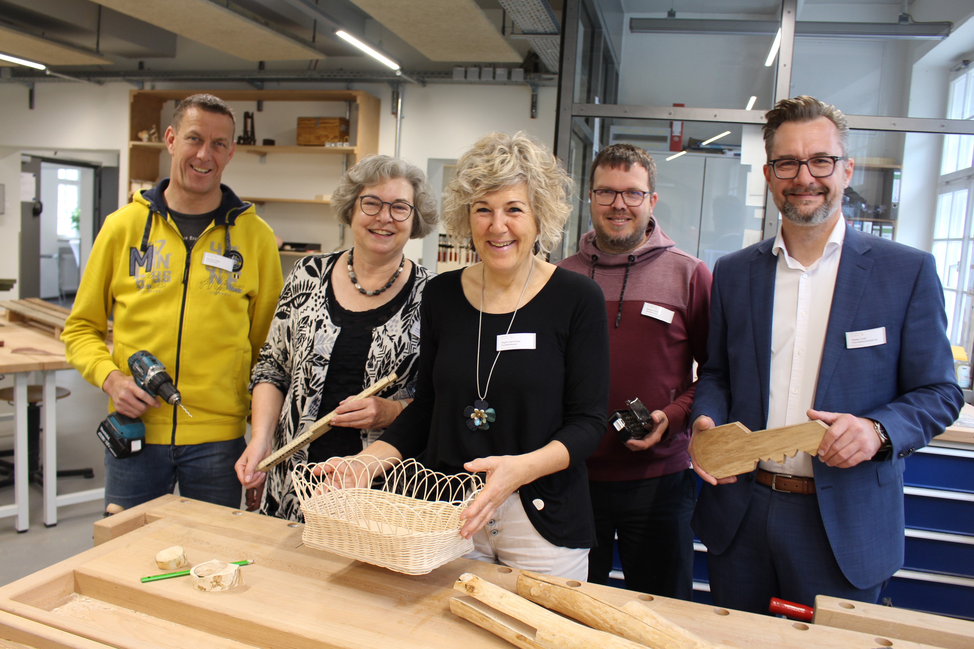 Sie feierten ein Jahr RPK Schwaben in Günzburg: (von links) Anleiter Holzbereich Manfred Karg, Einrichtungsleiterin Martina Bronold, Dipl. Sozialpäd. (FH) Sigrid Sandmair, beruflicher Leiter Metall Martin Fichtl sowie Geschäftsbereichsleiter Stefan Graf.