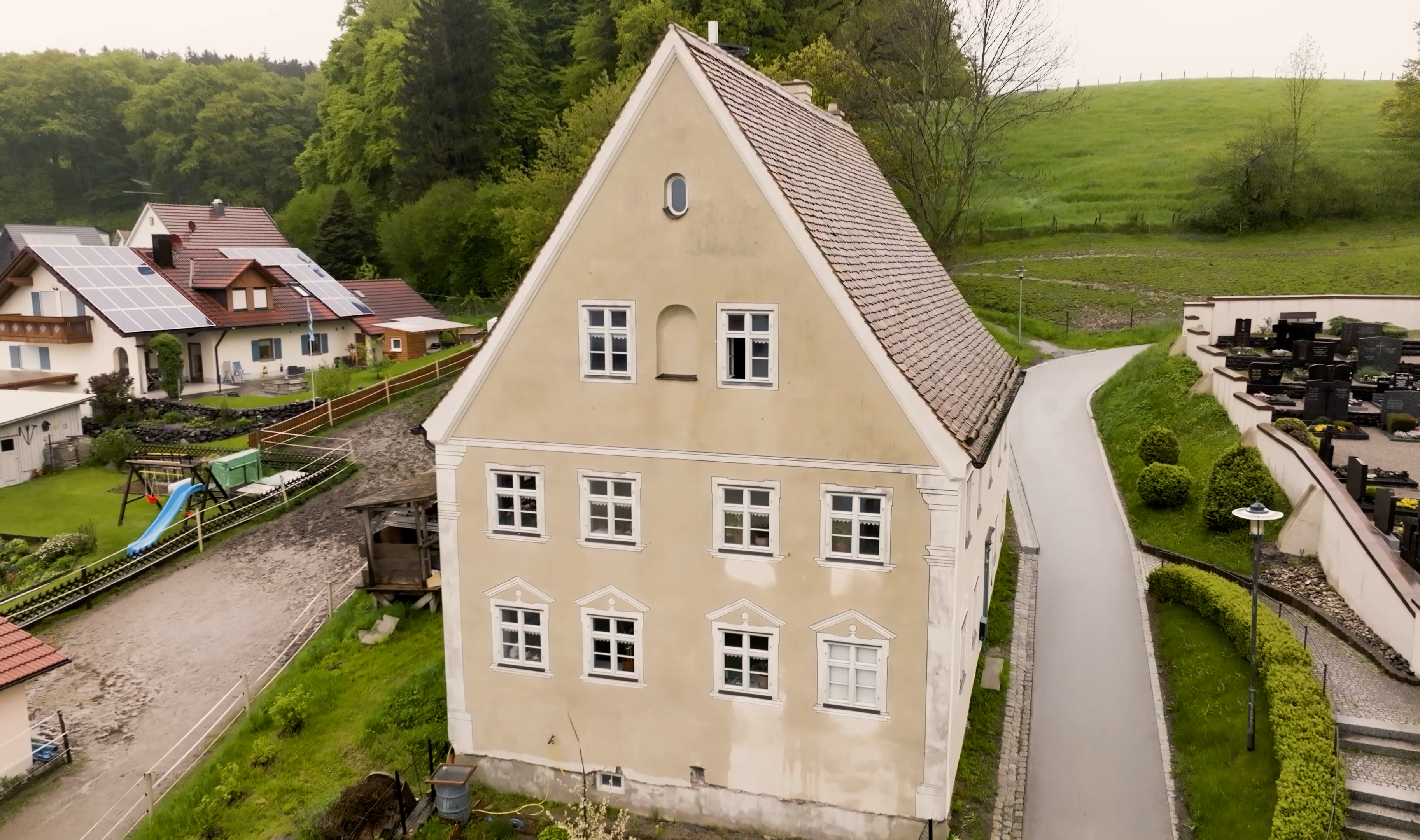 Für die denkmalpflegerische Sanierung des ehemaligen Pfarrhofs in Mindelheim-Mindelau zeichnet der Bezirk den Bauherrn Matthias Paul mit dem Denkmalpreis in Höhe von 10.000 € aus. - Foto: Bezirk Schwaben