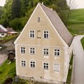 Für die denkmalpflegerische Sanierung des ehemaligen Pfarrhofs in Mindelheim-Mindelau zeichnet der Bezirk den Bauherrn Matthias Paul mit dem Denkmalpreis in Höhe von 10.000 € aus. - Foto: Bezirk Schwaben