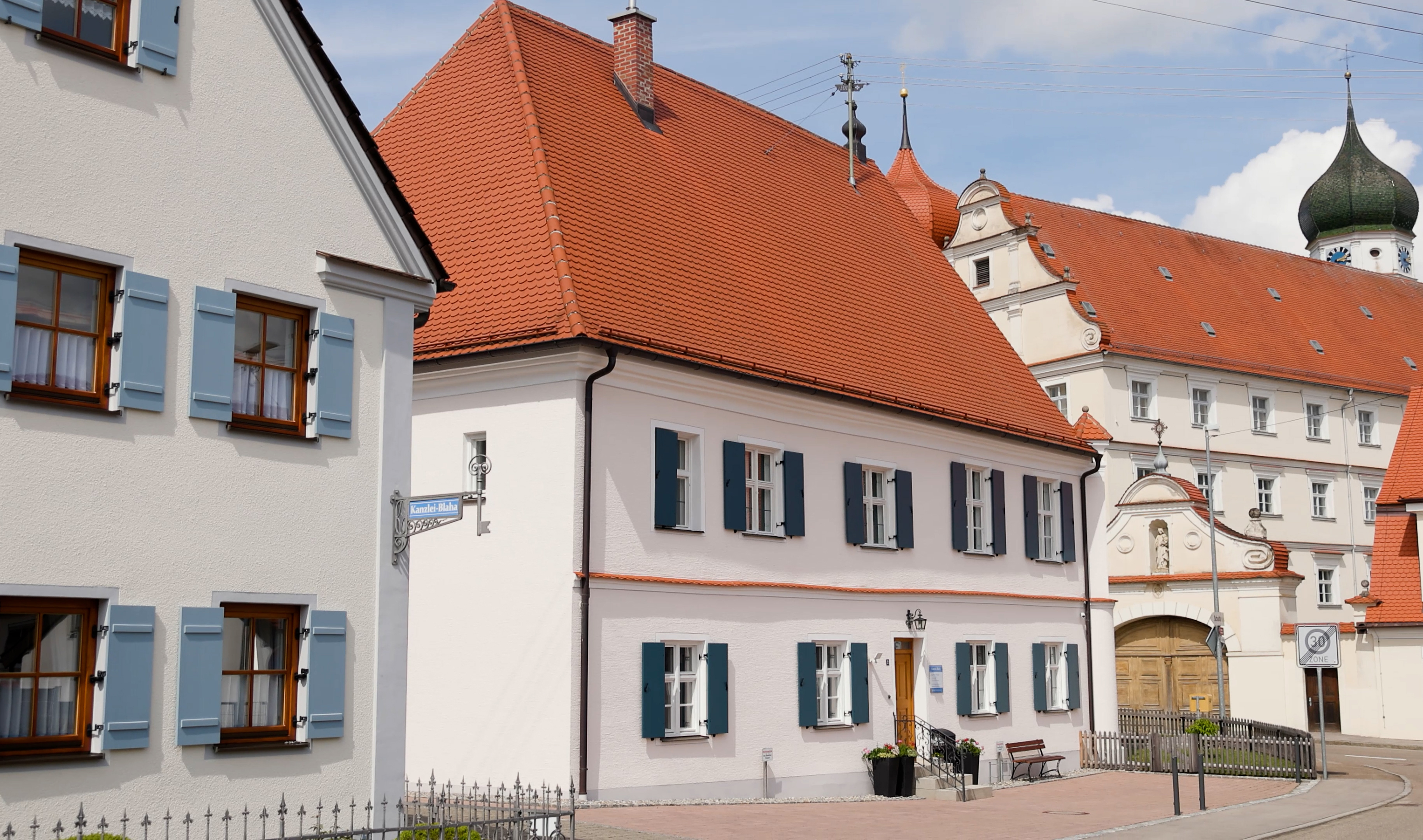 Für die denkmalpflegerische Sanierung und den Umbau der ehemaligen Vogtei Wettenhausen empfängt Familie Blaha den Denkmalpreis. - Foto: Bezirk Schwaben