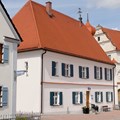 Für die denkmalpflegerische Sanierung und den Umbau der ehemaligen Vogtei Wettenhausen empfängt Familie Blaha den Denkmalpreis. - Foto: Bezirk Schwaben