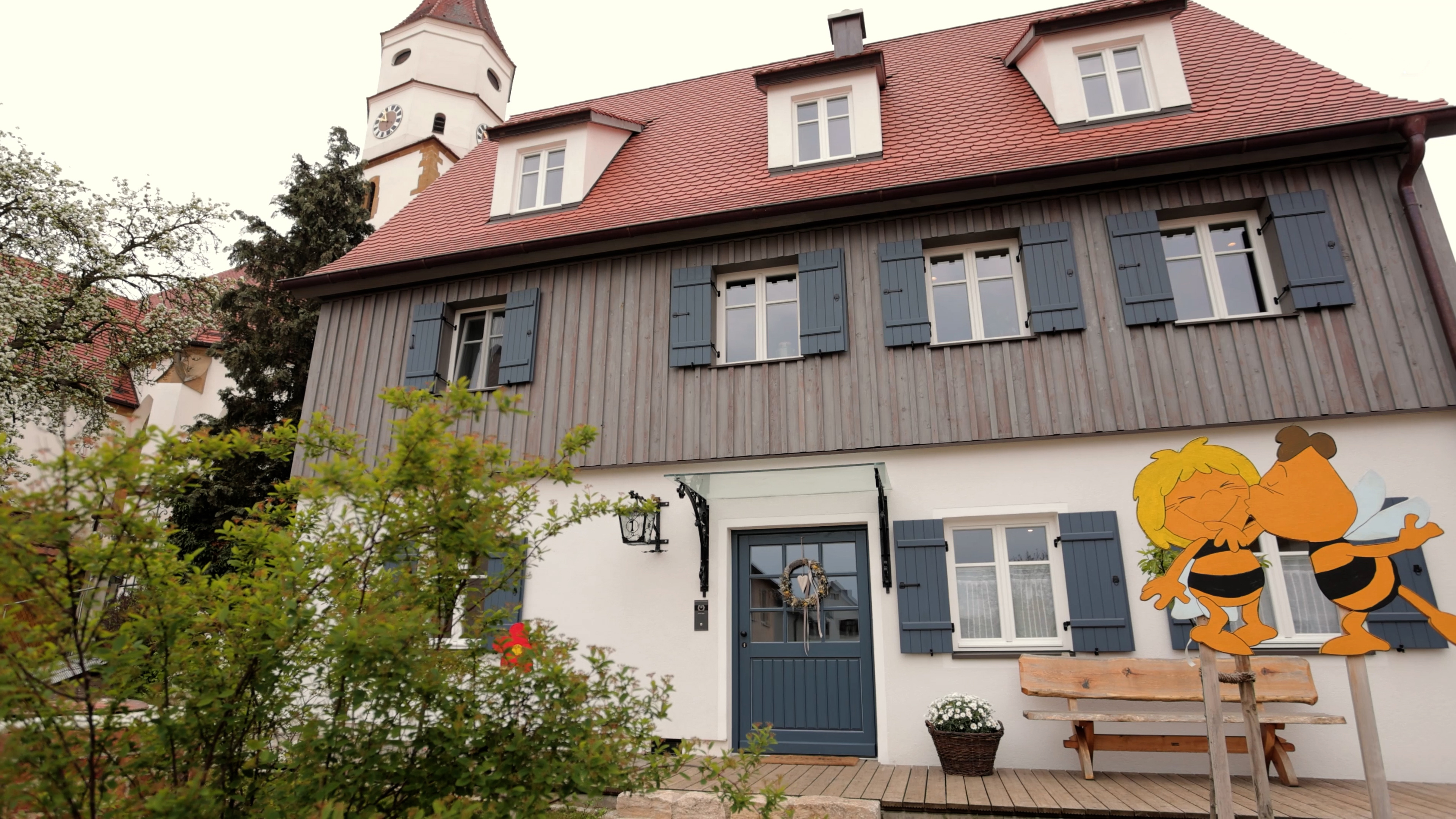 Für die denkmalpflegerische Sanierung eines Wohnhauses in Wallerstein-Birkhausen würdigt der Bezirk Familie Offinger mit einem Anerkennungspreis (undotiert). - Foto: Bezirk Schwaben