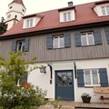Für die denkmalpflegerische Sanierung eines Wohnhauses in Wallerstein-Birkhausen würdigt der Bezirk Familie Offinger mit einem Anerkennungspreis (undotiert). - Foto: Bezirk Schwaben