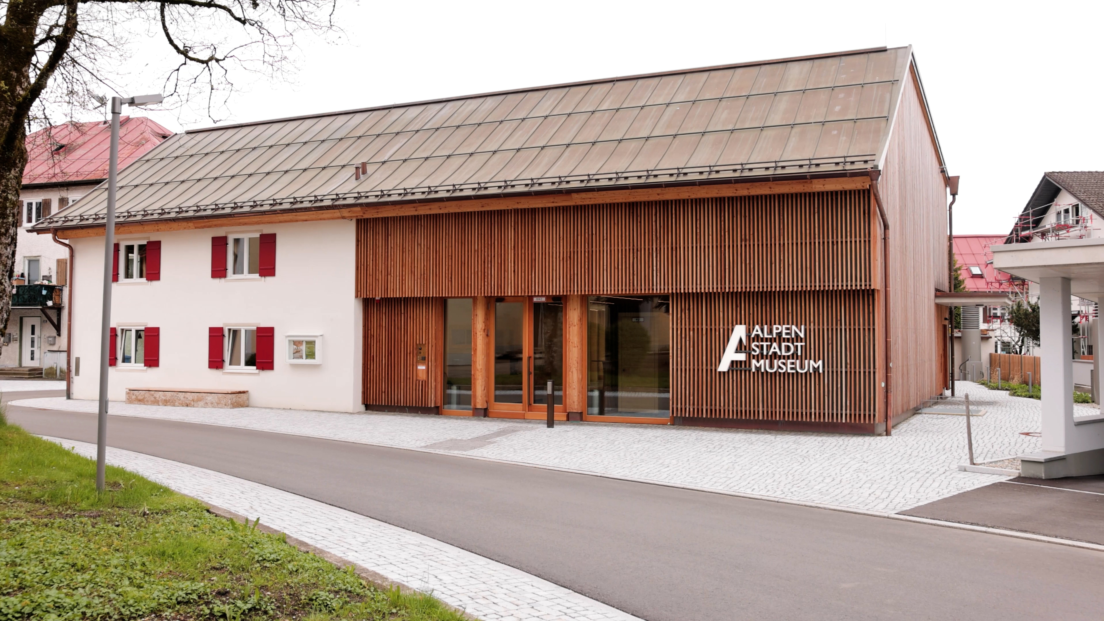 Für den Bau des AlpenStadtMuseums in Sonthofen würdigt der Bezirk die Stadt Sonthofen mit einem undotierten Architekturpreis. - Foto: Bezirk Schwaben