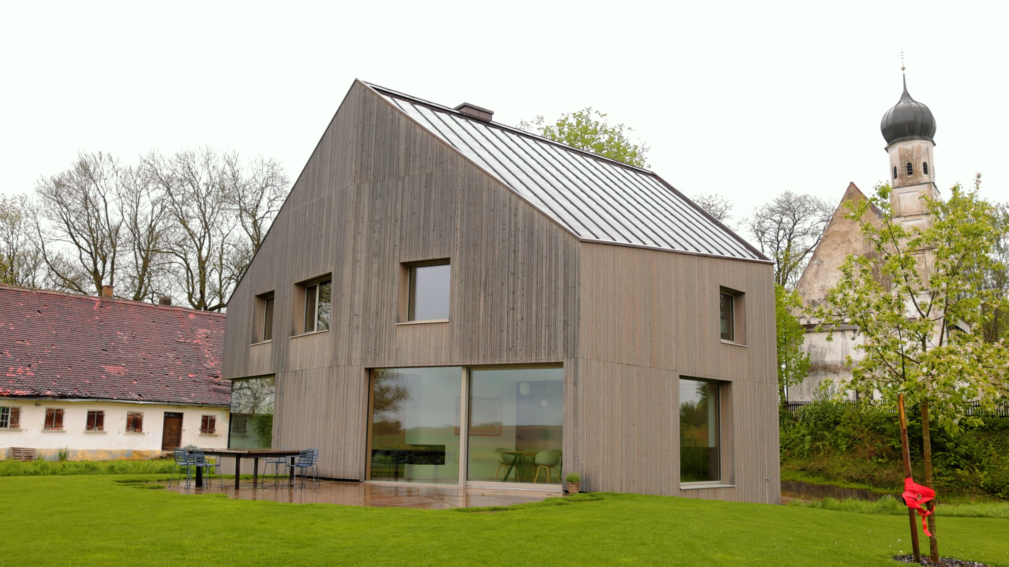 Für den Neubau ihres Wohnhauses in Arnhofen zeichnet der Bezirk Jeremias und Elisabeth Gebler mit dem Architekturpreis aus. - Foto: Bezirk Schwaben