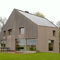 Für den Neubau ihres Wohnhauses in Arnhofen zeichnet der Bezirk Jeremias und Elisabeth Gebler mit dem Architekturpreis aus. - Foto: Bezirk Schwaben