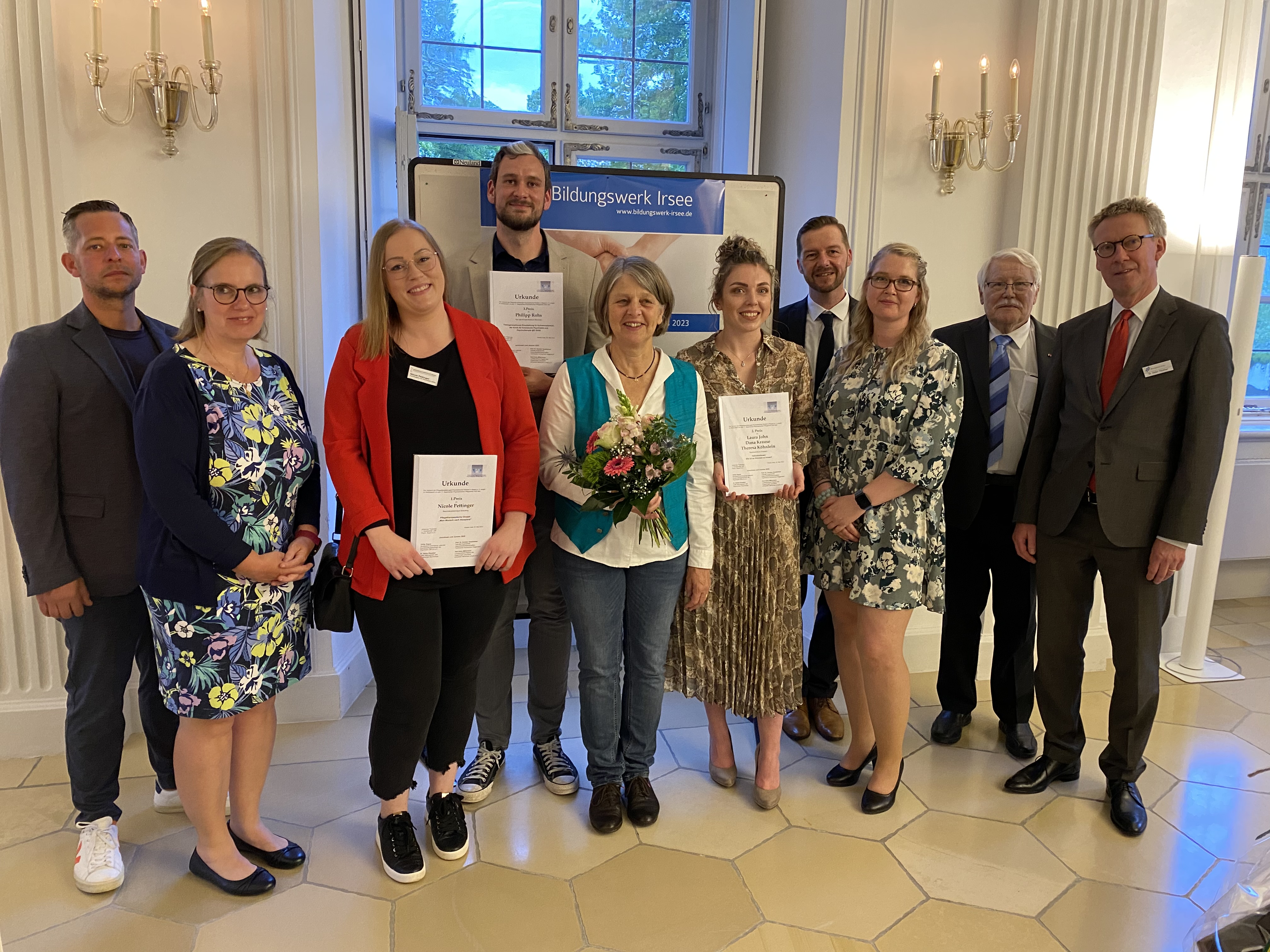 Das Foto (Walter Blüml)  zeigt  die Preisträgerinnen und Preisträger mit den Jury-Mitgliedern (v.l.n.r.): 
Prof. Dr. Karsten Gensheimer und Ulrike Dogue (beide Jury), Erste Preisträgerin Nicole Pettinger (BKH Straubing), Dritter Preisträger Philipp Rohs (kbo Isar-Amper-Klinikum München), Bezirketags-Vizepräsidentin Barbara Holzmann, Zweite Preisträgerinnen Dana Krause und Laura John (BKH Ansbach) mit Johannes Thalmeier (Vorsitzender des Verbands der Pflegedienstleitungen psychiatrischer Kliniken Bayern) sowie Karl Heinz Möhrmann und Dr. Stefan Raueiser (beide Jury). (Es fehlt Zweite Preisträgerin Theresa Köhnlein).