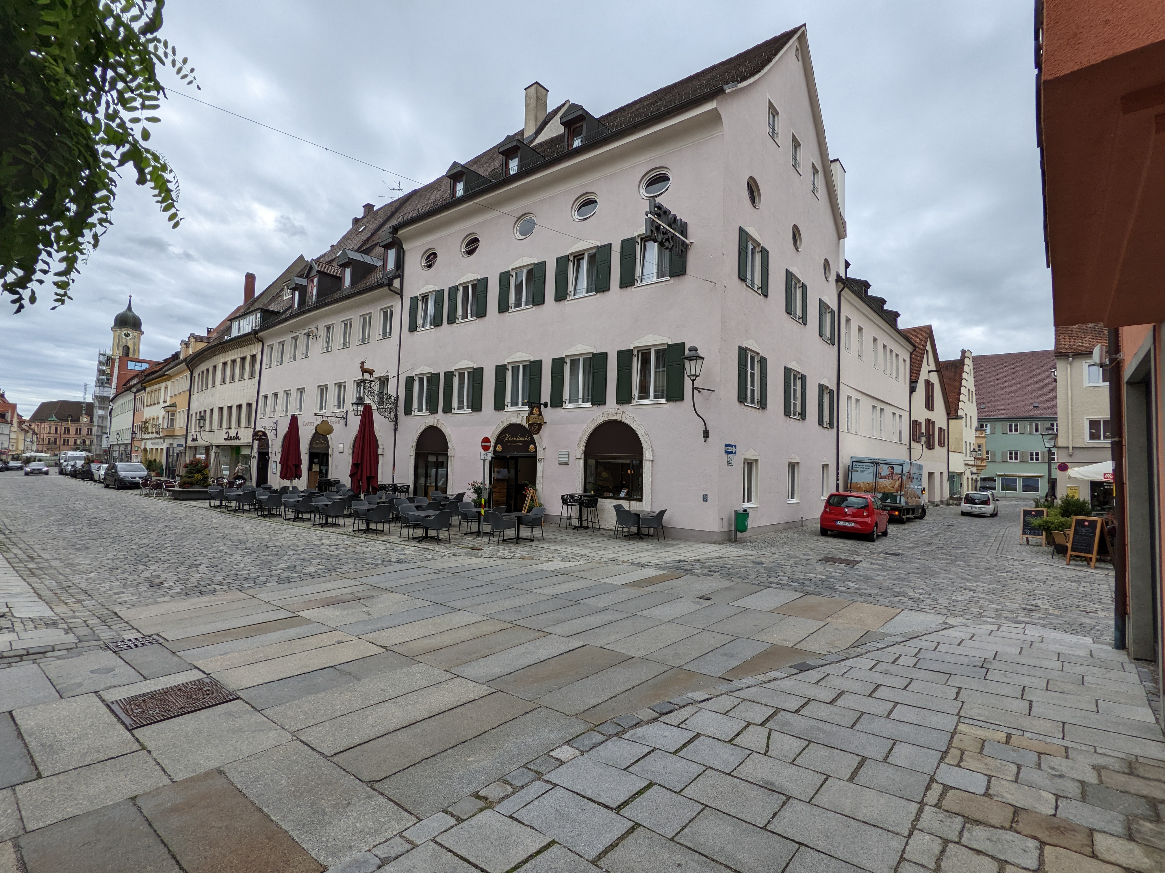 Hotel Goldener Hirsch, Kaiser-Max-Str. 39 und 41, und Straßenzug Am Breiten Bach, Ansicht von Nordwesten. - Foto: Matthias Paul