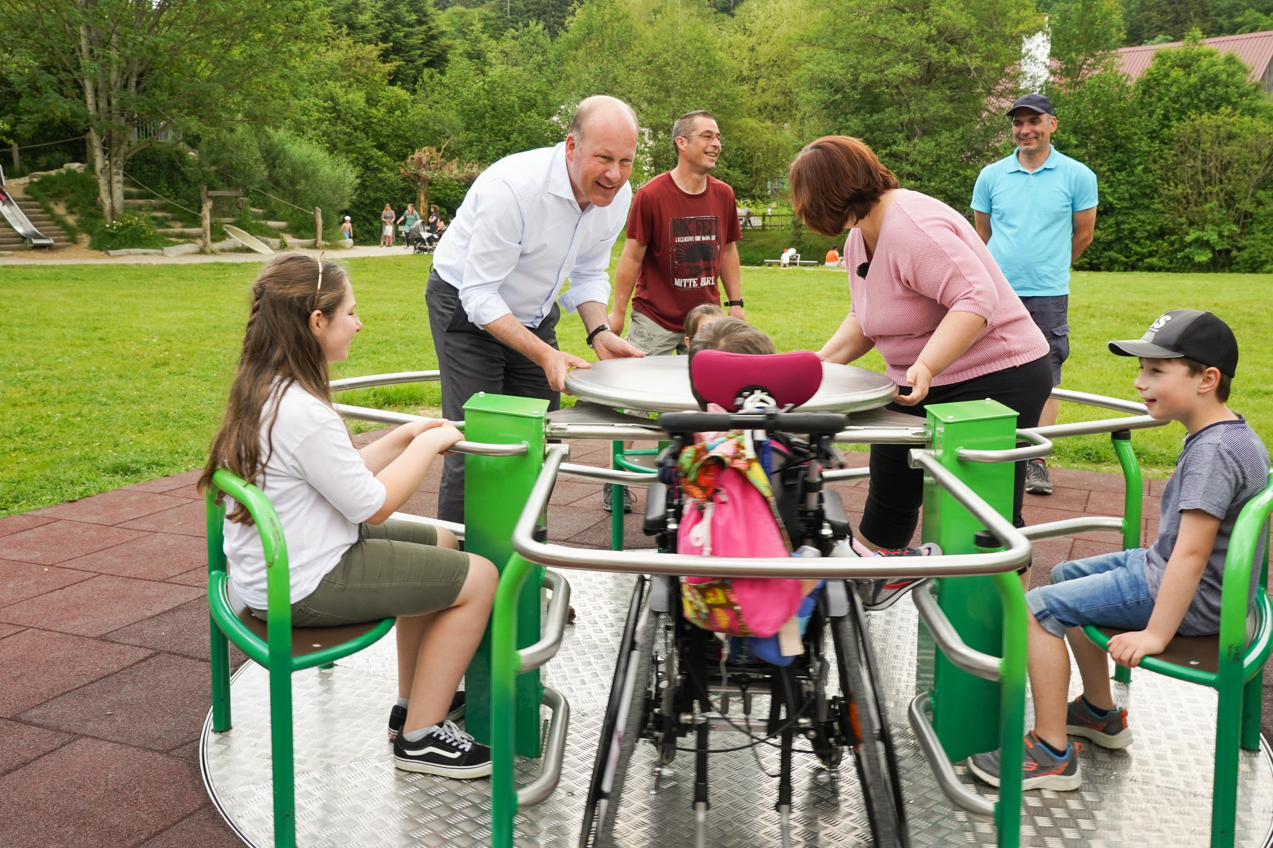 Oberschönenfeld: Bezirk erweitert barrierefreien Spielplatz um rollstuhlgerechtes Karussell 