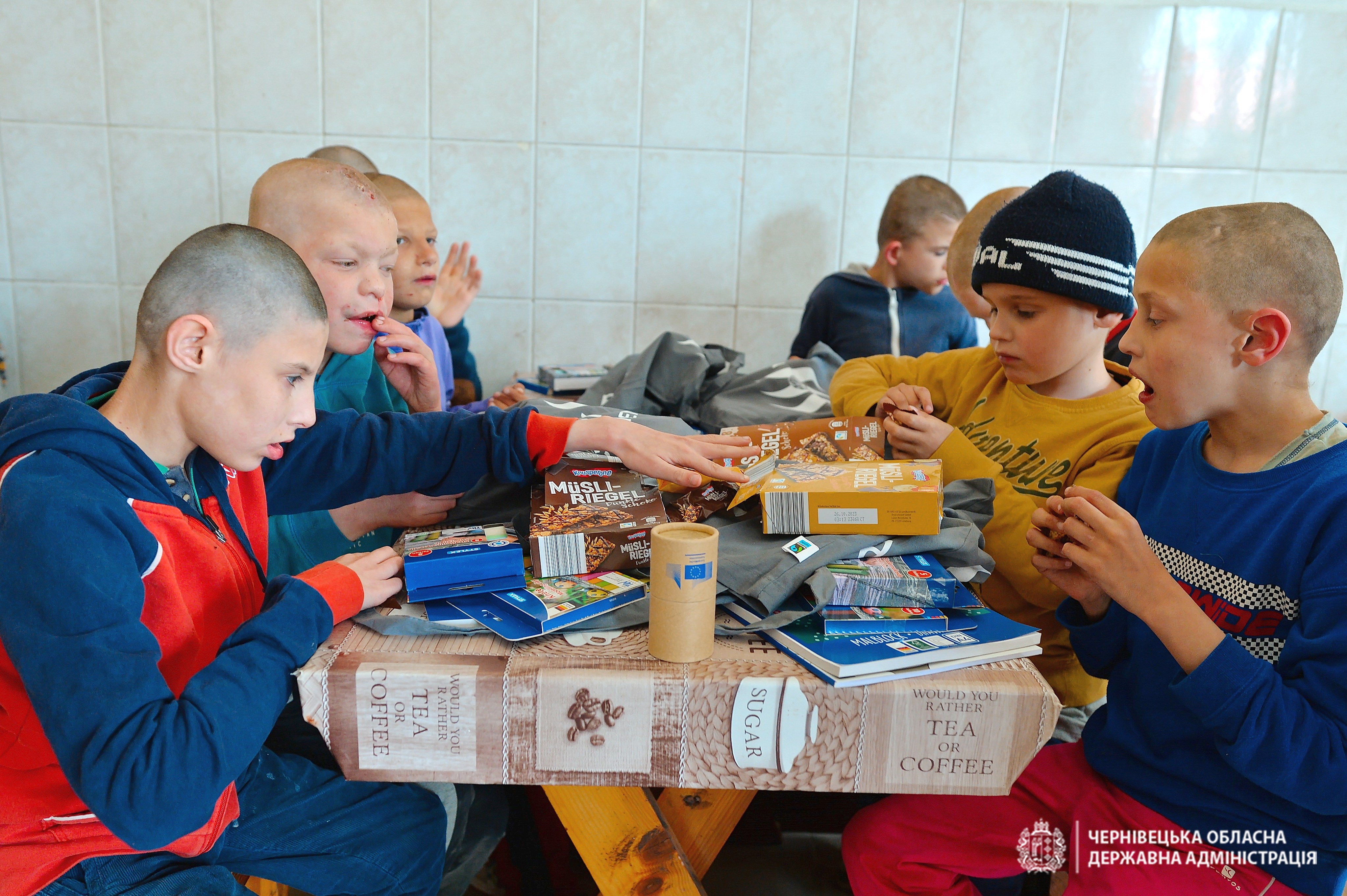 Kinder mit und ohne Behinderung aus einem Waisenhaus in Malaga (Ukraine) freuen sich über Geschenke aus Schwaben.