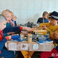 Kinder mit und ohne Behinderung aus einem Waisenhaus in Malaga (Ukraine) freuen sich über Geschenke aus Schwaben.