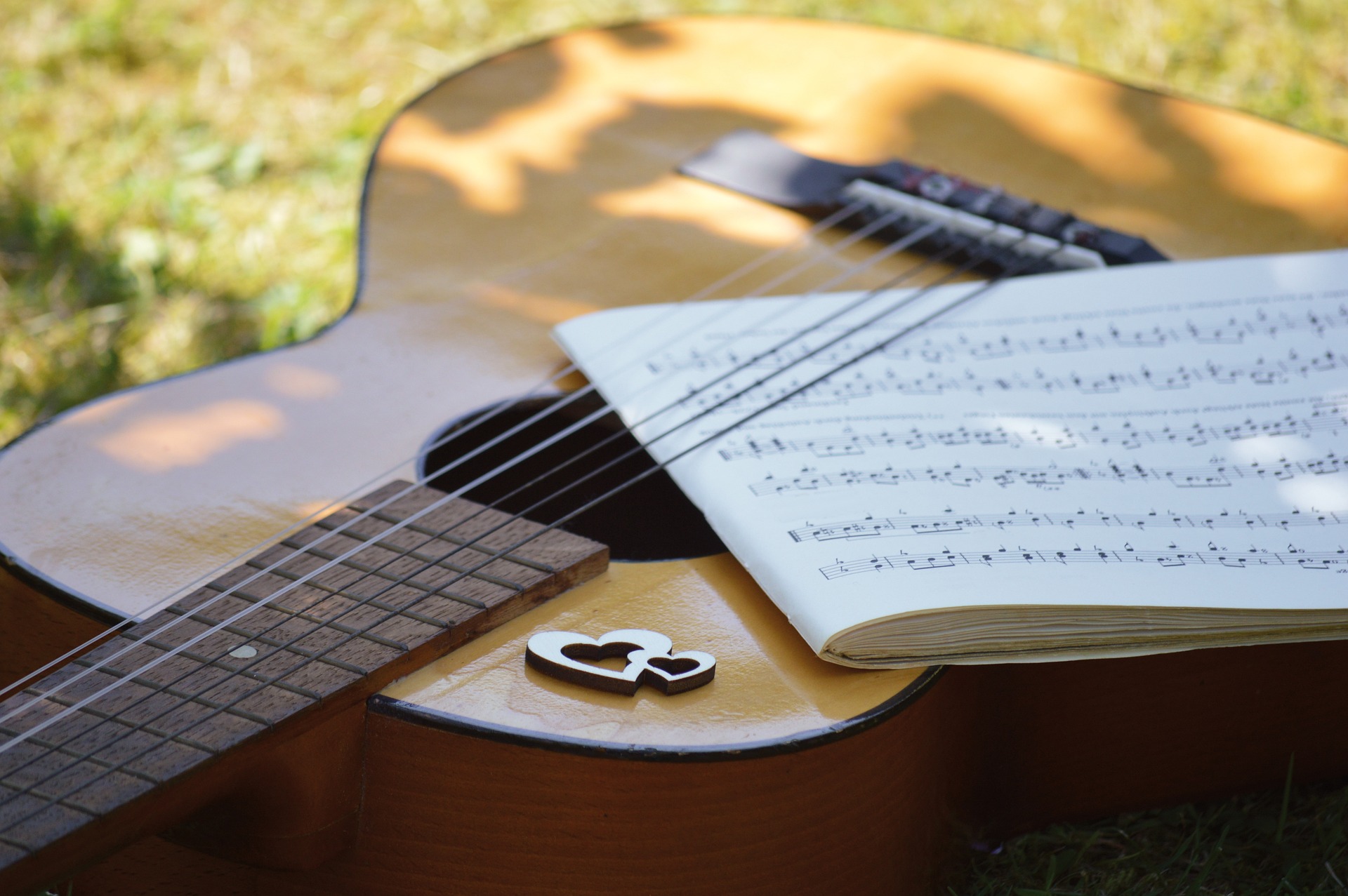 Gitarre und Noten - Foto: pixabay