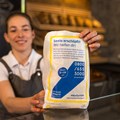 Beispiel für eine Bäckertüte mit den Kontaktdaten der Krisendienste - Foto: Martin Augsburger