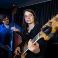 Bass-Spielende in der Berufsfachschule für Musik Krumbach