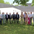 Ärztlicher Direktor Dr. Achim Grinschgl (links) erläutert den Anwesenden die Pläne zur Erweiterung der Günztalklinik Allgäu in Obergünzburg. - Foto: Georg Schalk
