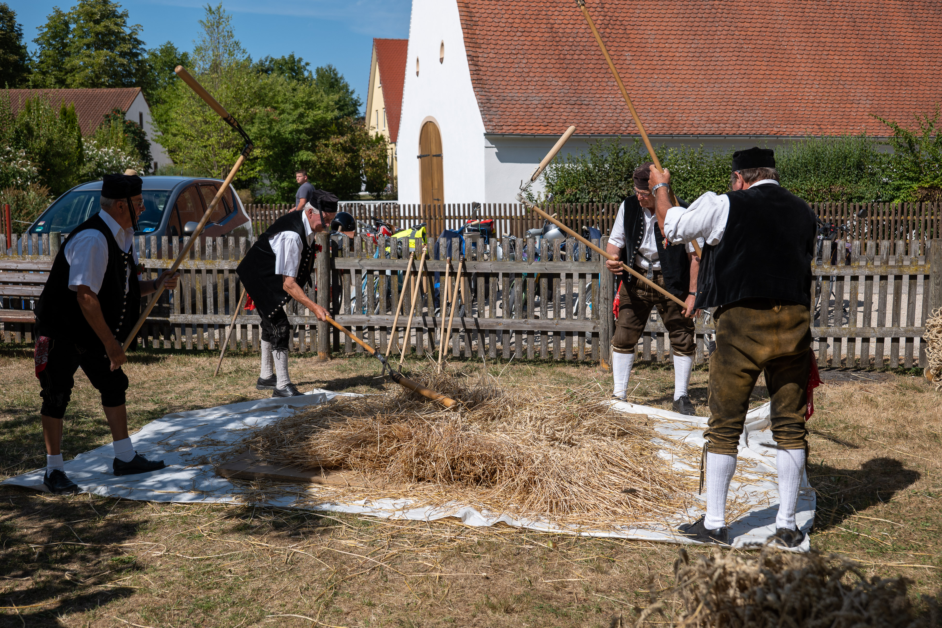 Die „Original Riasr Goißlschnalzr“ zeigen beim Flegendreschen ihr Können - Foto: Matthias Meyer, Museum KulturLand Ries