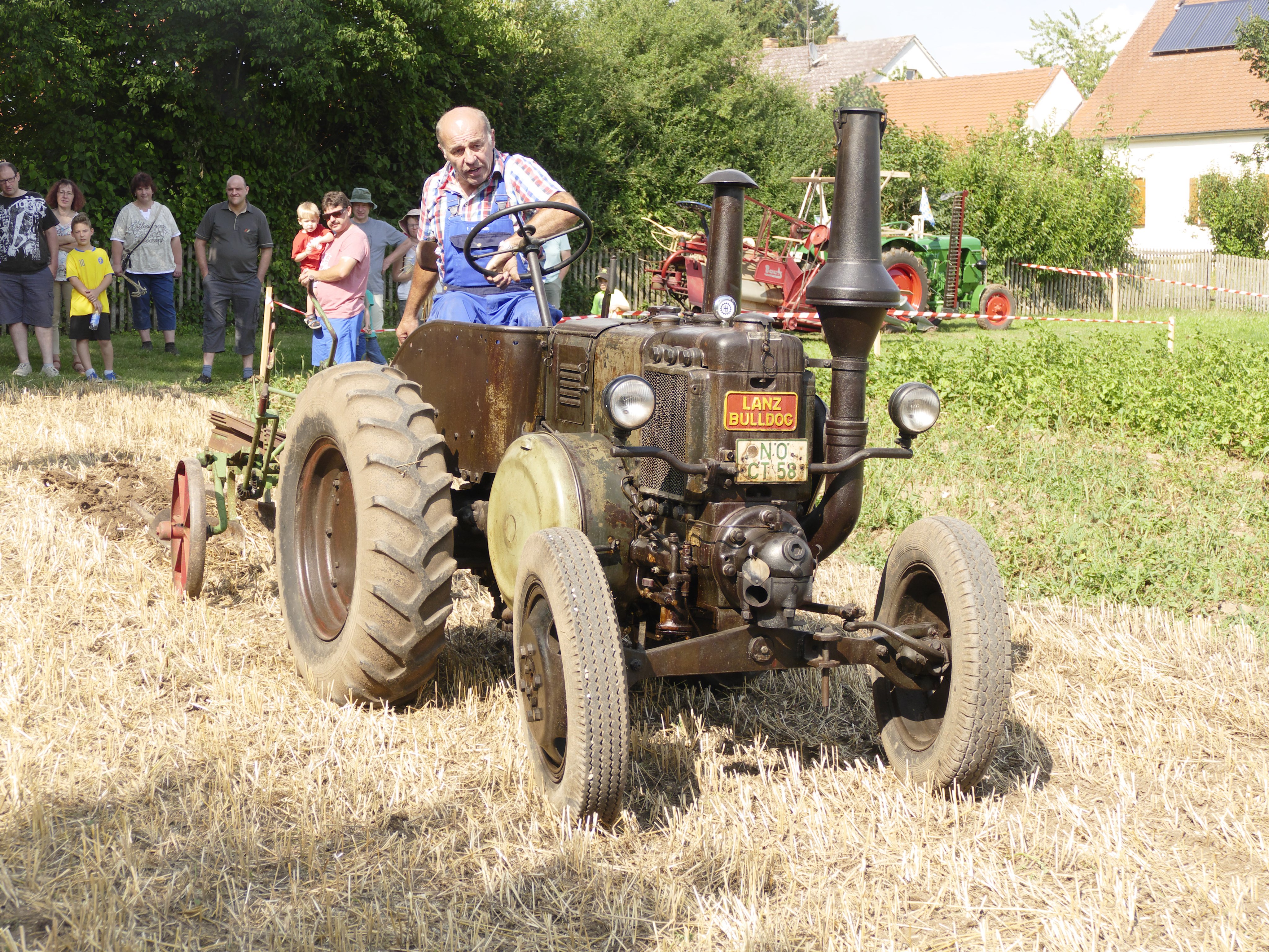 Fritz Wiedemann beackert mit dem Pflug und seinem vorgespannten Lanz-Bulldog das abgeerntete Museumsfeld - Foto: Martin Beer, Museum KulturLand Ries