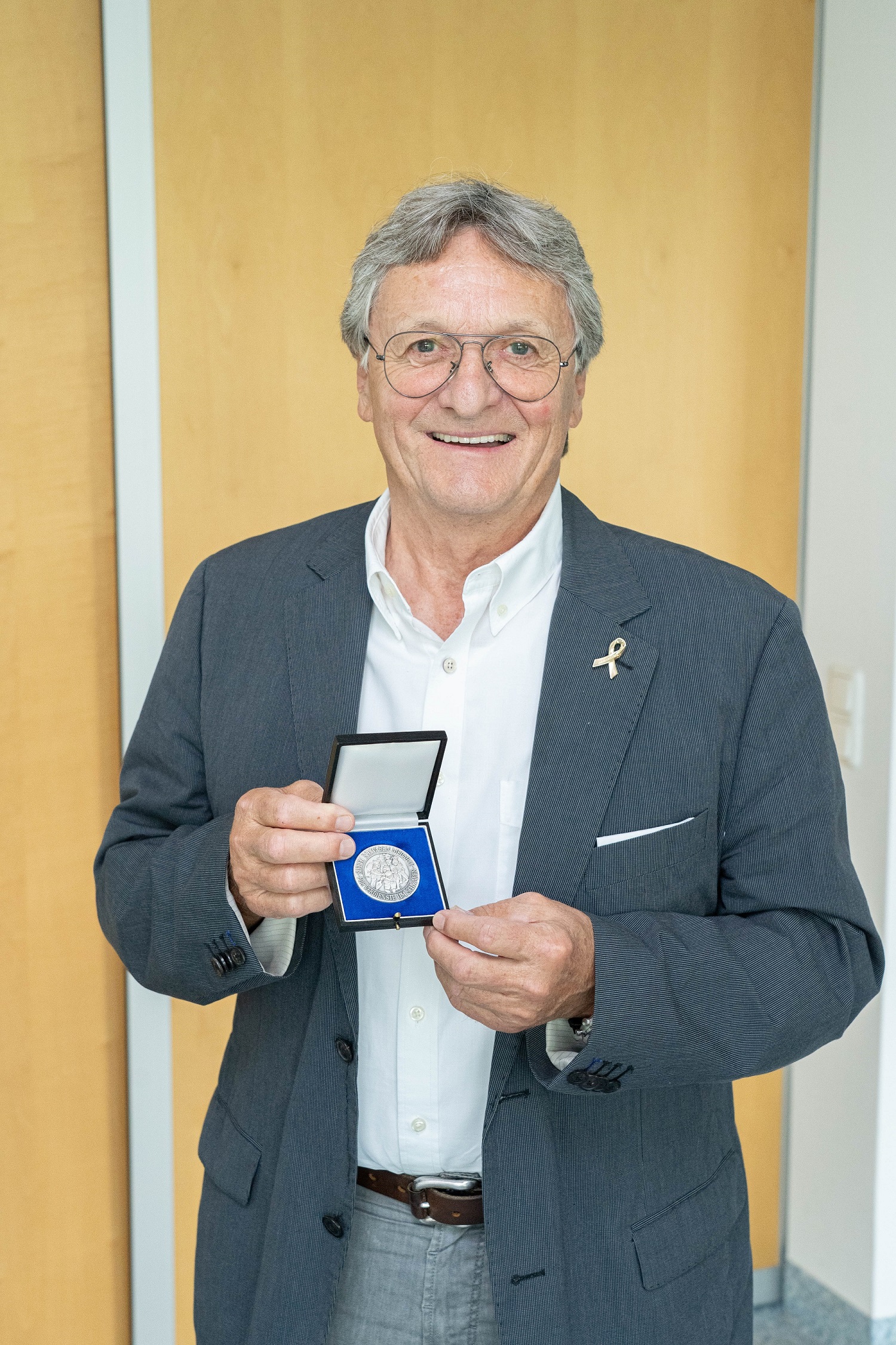 Für seine Verdienste um das Gemeinwohl in Schwaben hat der Bezirk Dr. Rainer Karg mit der Sieben-Schwaben-Medaille ausgezeichnet. Fotograf: Daniel Beiter