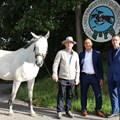 Th.Lang, Vorsitzender des Reit- und Fahrvereins Günzburg (mit Pferd „Motte“, einem bayerischen Warmblut), Vorstandsvorsitzender S. Brunhuber und Regionalleiter B. Englert (v. l.) besiegelten den neuen Pachtvertrag. - Foto: Georg Schalk