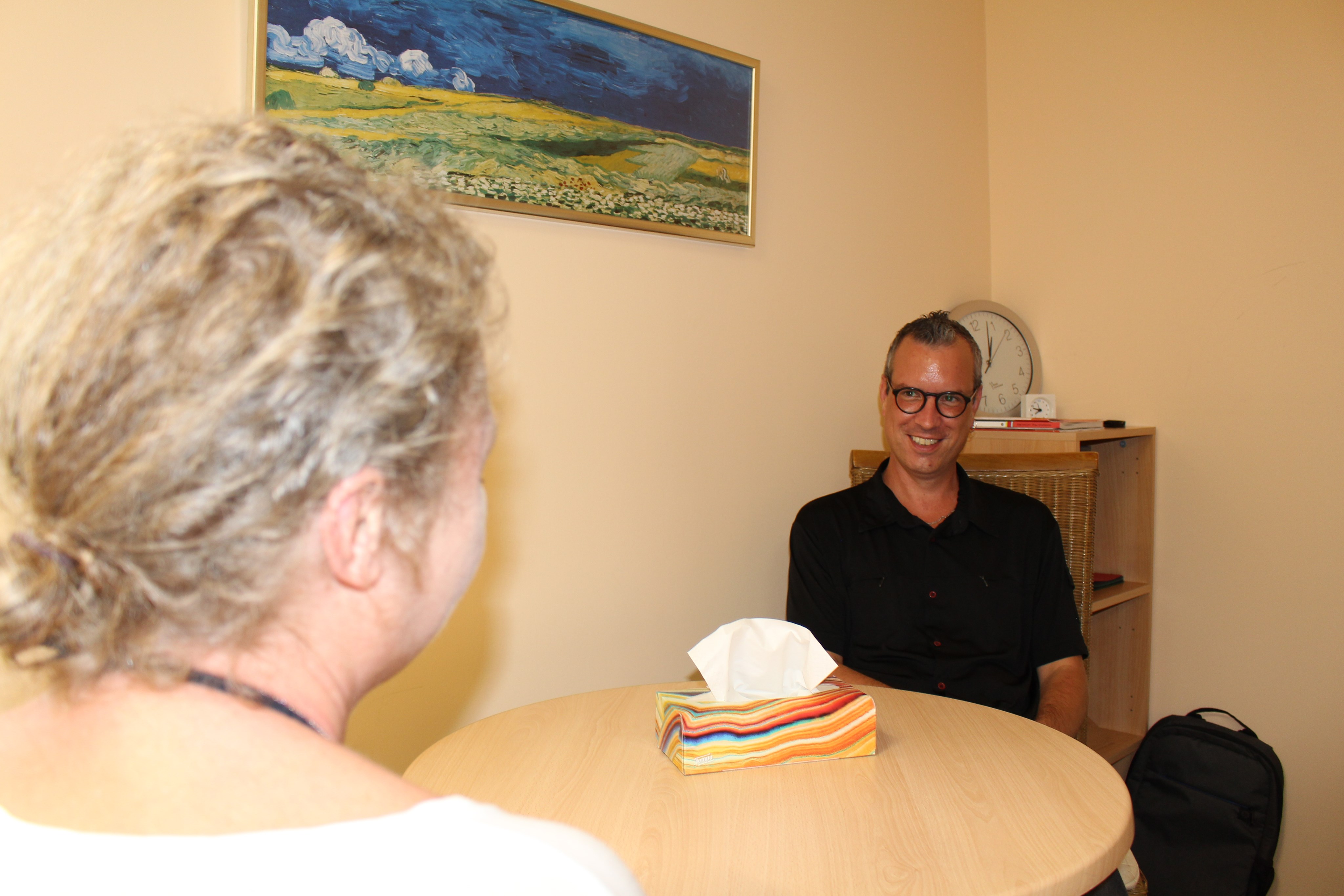 Martin Zepf im Gespräch mit der ersten Patientin, der eine psychiatrische häusliche Krankenpflege in Augsburg zuteilwurde. Das Fachpersonal kommt zu ihr nach Hause. - Foto: Georg Schalk