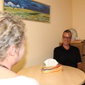 Martin Zepf im Gespräch mit der ersten Patientin, der eine psychiatrische häusliche Krankenpflege in Augsburg zuteilwurde. Das Fachpersonal kommt zu ihr nach Hause. - Foto: Georg Schalk