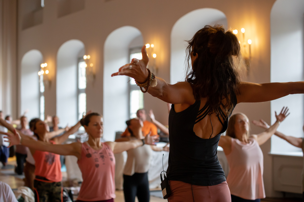 Aus einer praktischen Yogaeinheit im Festsaal von Kloster Irsee (2) - Foto: Armin Schönberger