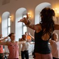 Aus einer praktischen Yogaeinheit im Festsaal von Kloster Irsee (2) - Foto: Armin Schönberger