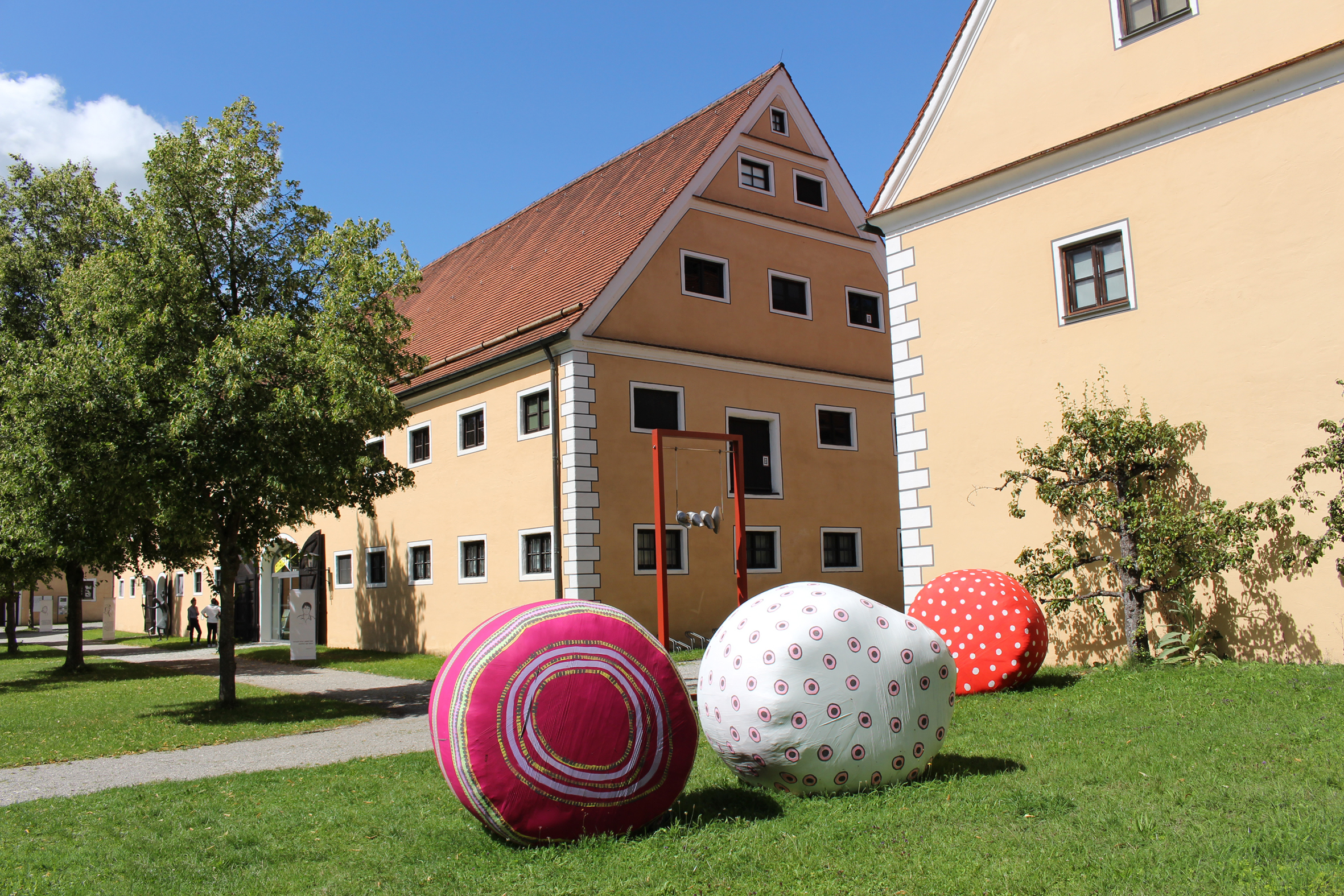 70 Jahre Bezirk Schwaben: Anlässlich des Bezirksjubiläums zeichnet das Museum Oberschönenfeld ein vielfältiges Bild der schwäbischen Kunstszene. - Foto: Barbara Magg, Museum Oberschönenfeld