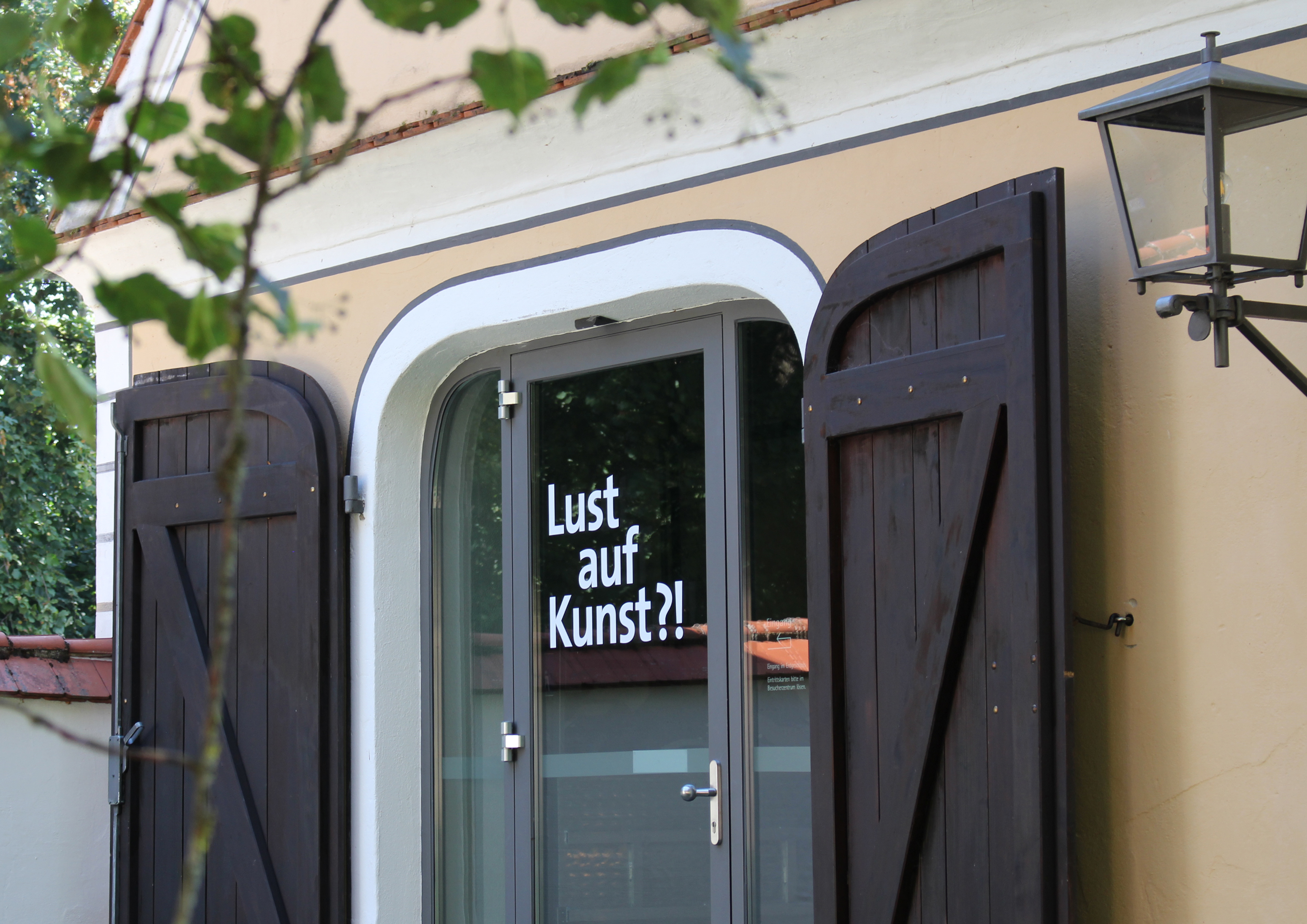 Schriftzug "Lust auf Kunst" auf Glastüre