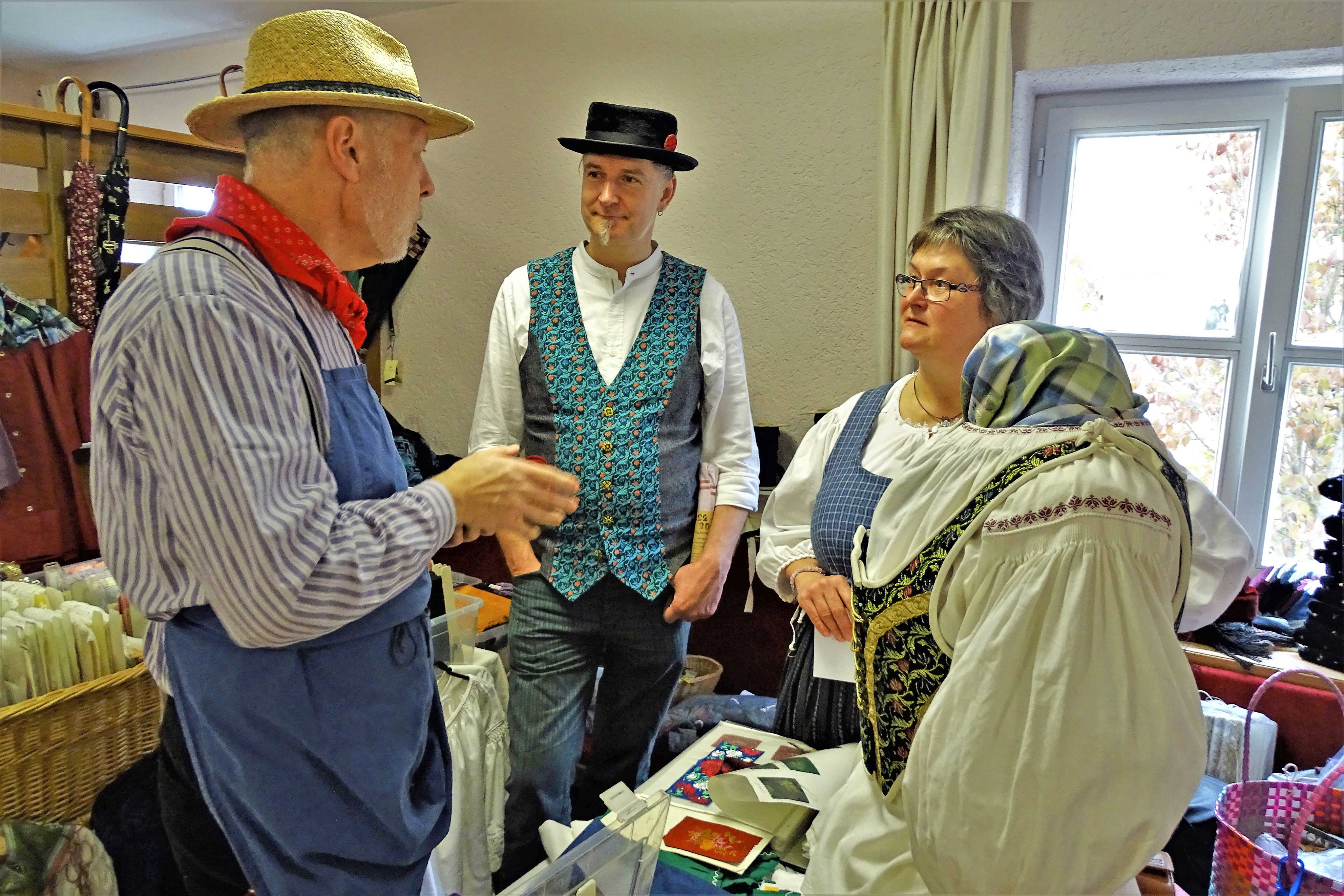 Egal ob Fachgespräch oder Smalltalk – der Schwäbische Trachtenmarkt bringt jedes Jahr zahlreiche Trachtenbegeisterte zusammen. - Foto: Alois Walter