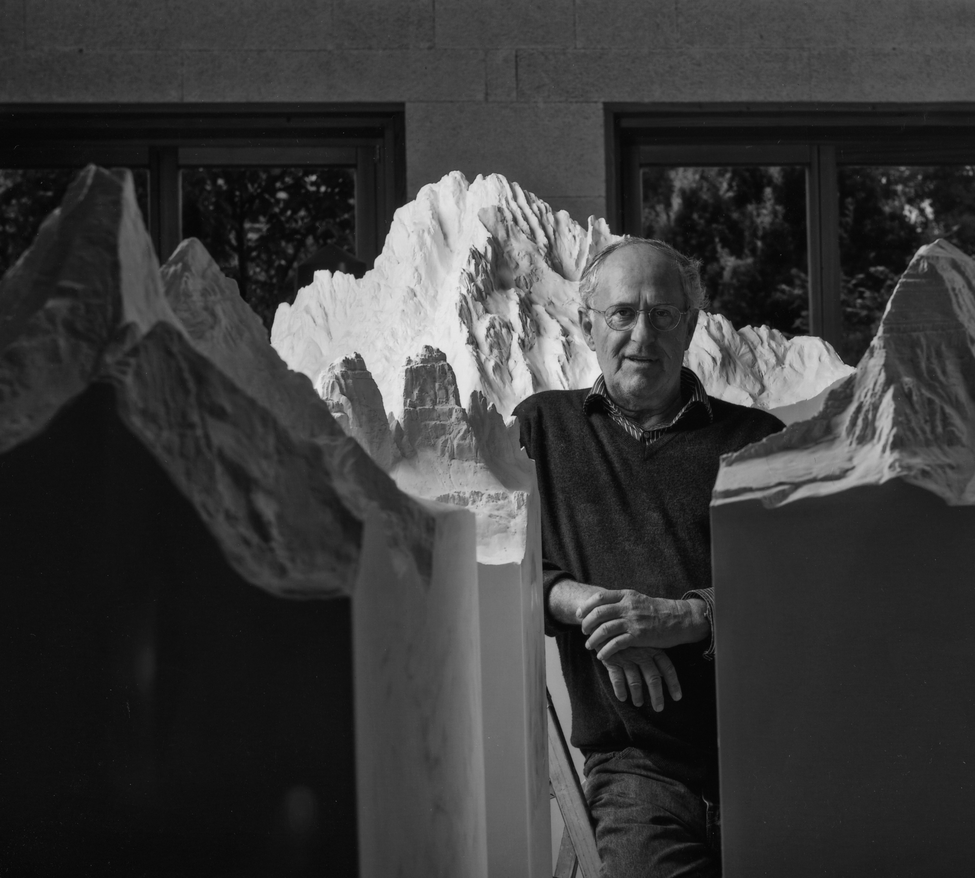 Stephan Huber im Atelier, Kunstpreisträger 2023 des Bezirks Schwaben, mit seinen „Perfect Sculptures“ (2011-2023) - Foto: Felix Baptist