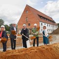 V. l. n. r.: S. Kugelmann (Stabsstelle Weiherhof des Bezirks Schw.), BTP M. Sailer, Sr. Martha (Abt. Oberschönenfeld), M. Strehle (MdL a. D. und Kreisrat a. D.) sowie W. Reimer (AL Kultur und Heimatpflege des Bezirks Schw.) - Foto: Daniel Beiter