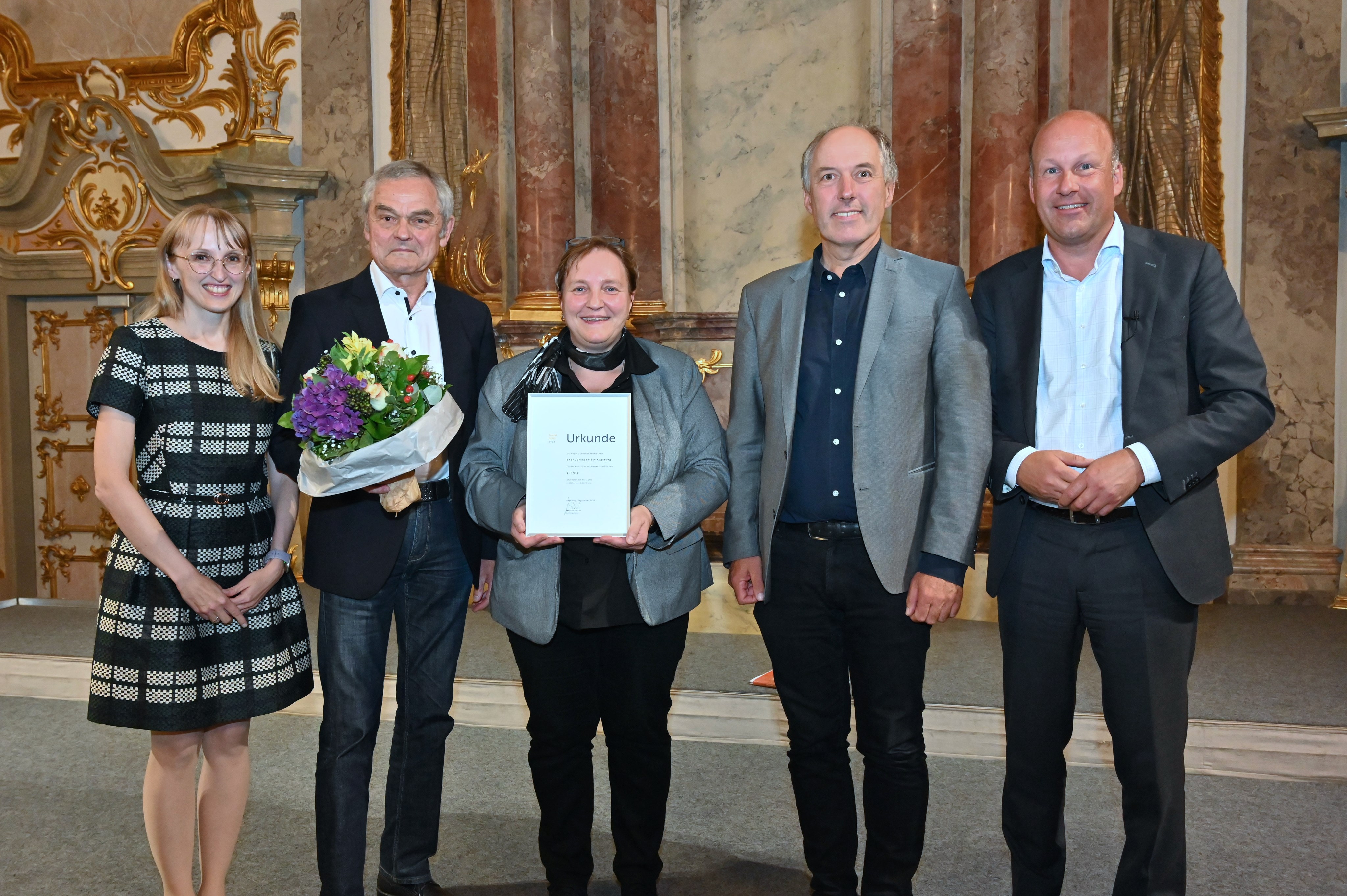 Laudatorin Monika Kolbe, Dr. Jens Schneider, Martina Hellmann und Karl Höldrich vom Chor Grenzenlos sowie Bezirkstagspräsident Martin Sailer - Foto: Andreas Lode