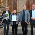 Laudatorin Monika Kolbe, Dr. Jens Schneider, Martina Hellmann und Karl Höldrich vom Chor "Grenzenlos" sowie Bezirkstagspräsident Martin Sailer - Foto: Andreas Lode