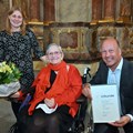 Laudatorin Kerstin Asmussen, Ottilie Obermair (Leiterin der "Flinkis" Gruppe) und Bezirkstagspräsident Martin Sailer - Foto: Andreas Lode