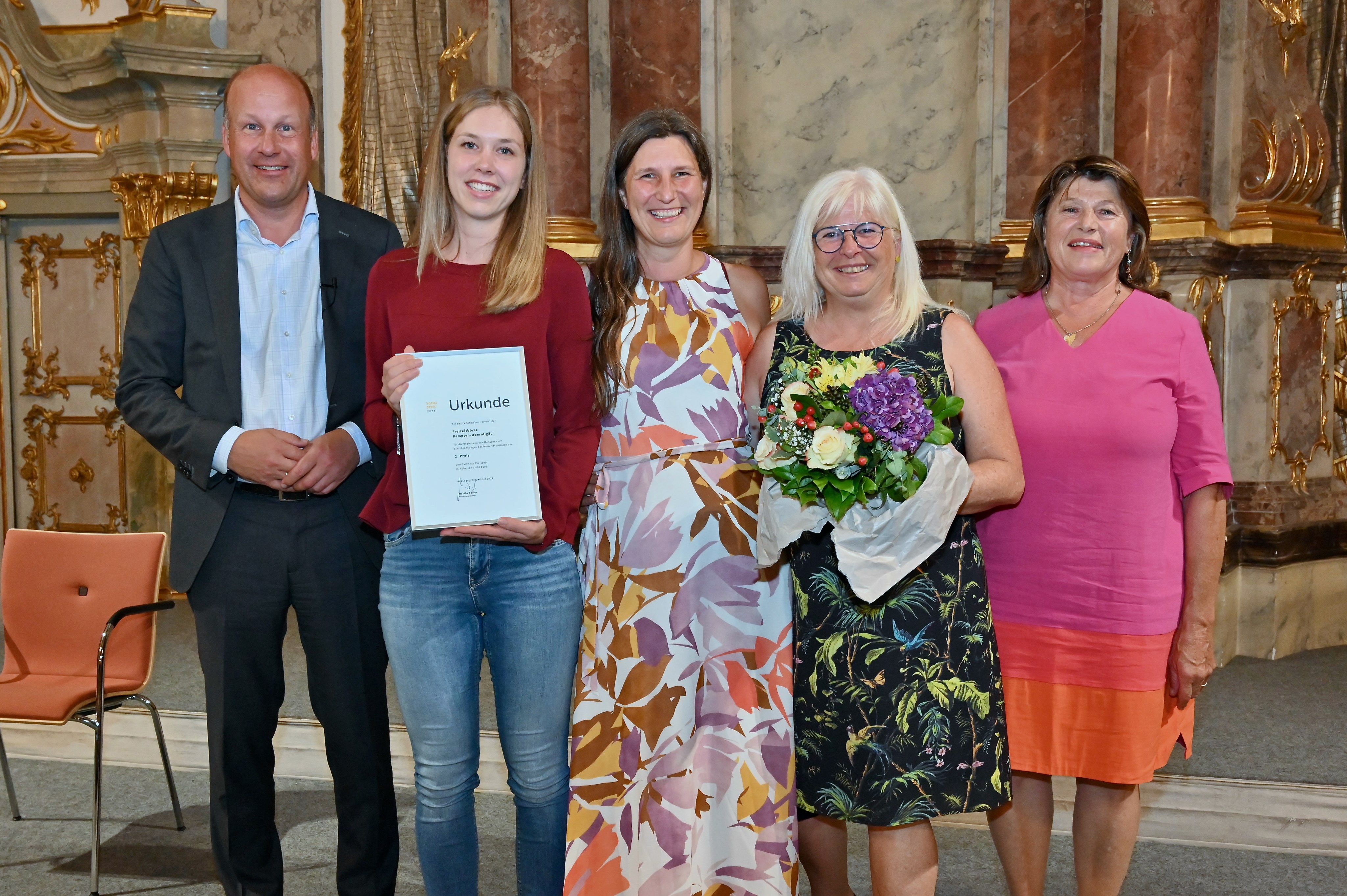 Bezirkstagspräsident Martin Sailer, Carolina Schneider, Tina Hartmann und Elvira Schmid von der Freizeitbörse Kempten-Oberallgäu und Laudatorin Christine Rietzler - Foto: Andreas Lode