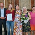 Bezirkstagspräsident Martin Sailer, Carolina Schneider, Tina Hartmann und Elvira Schmid von der Freizeitbörse Kempten-Oberallgäu und Laudatorin Christine Rietzler - Foto: Andreas Lode