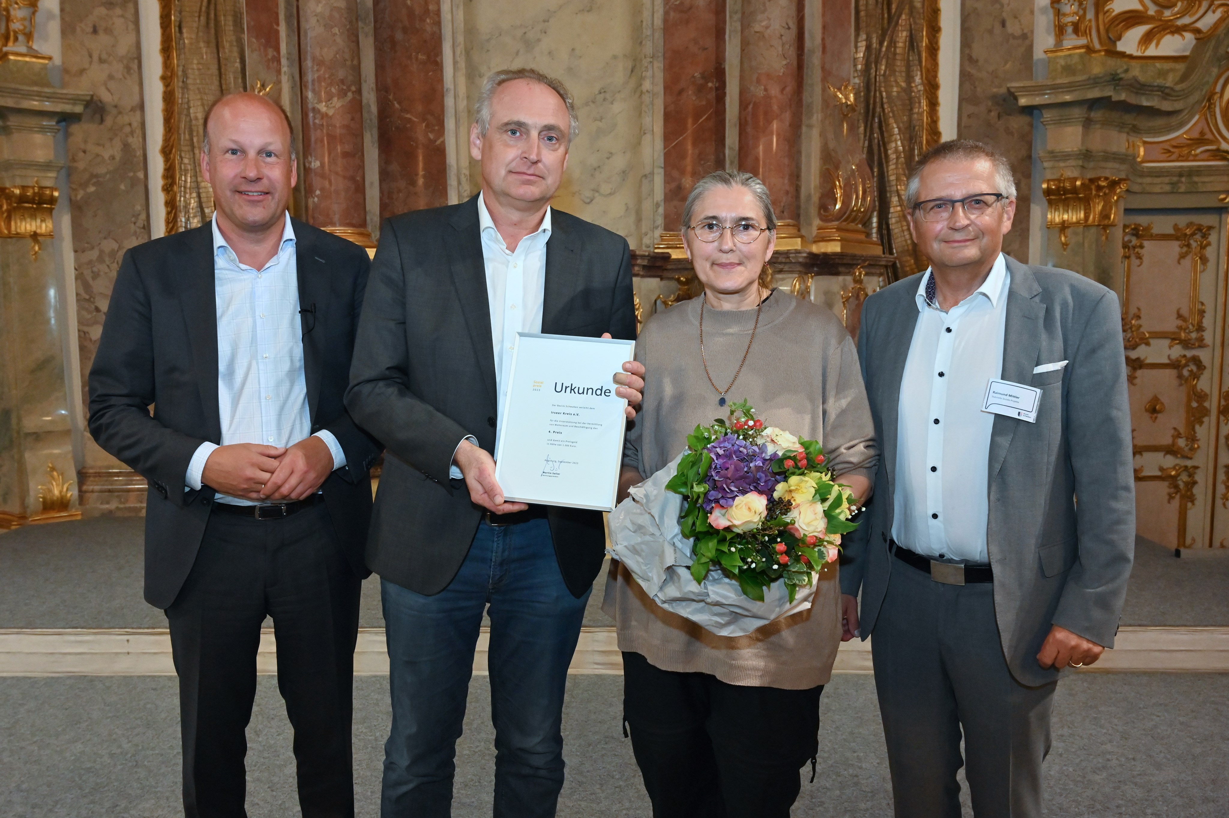 Bezirkstagspräsident Martin Sailer, die Verteter des Irseer Kreises und Laudator Raimund Mittler - Foto: Andreas Lode