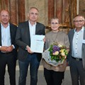 Bezirkstagspräsident Martin Sailer, die Verteter des Irseer Kreises und Laudator Raimund Mittler - Foto: Andreas Lode